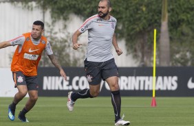 O veterano Danilo treina no CT com companheiros