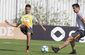 Thiaguinho e o zagueiro Balbuena no treino deste sábado no CT Joaquim Grava