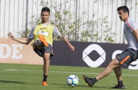 Thiaguinho e o zagueiro Balbuena no treino deste sbado no CT Joaquim Grava