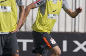 Zagueiro Henrique durante o treino deste sbado no CT