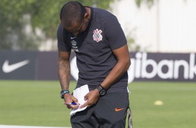 Coelho faz anotaes no treino desta segunda