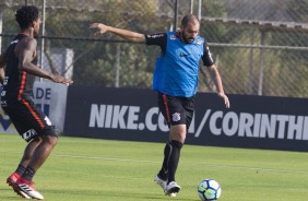 Danilo faz trabalhos no treino desta segunda