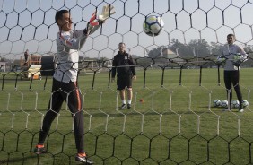 Goleiros fazem aquecimento no treino desta segunda