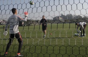 Goleiros fazem aquecimento no treino desta segunda