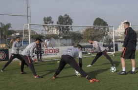 Jogadores em atividade no treino desta segunda