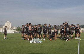 Jogadores em atividade no treino desta segunda