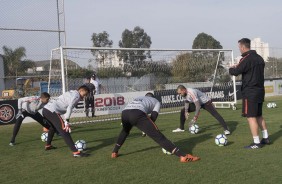 Jogadores em atividade no treino desta segunda