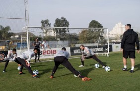 Jogadores em atividade no treino desta segunda