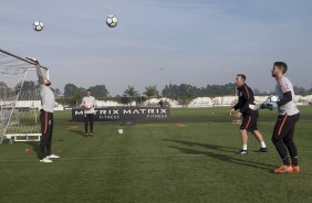 Jogadores em atividade no treino desta segunda