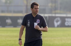 Osmar Loss observa os jogadores no treino desta segunda