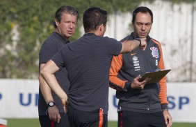 Osmar Loss passa orientações no treino desta segunda