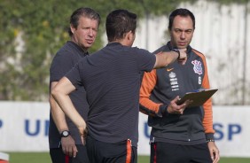 Osmar Loss passa orientaes no treino desta segunda