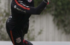 Goleiros fazem aquecimento no treino desta terça