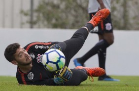 Goleiros fazem aquecimento no treino desta tera