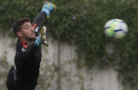 Goleiros fazem aquecimento no treino desta terça