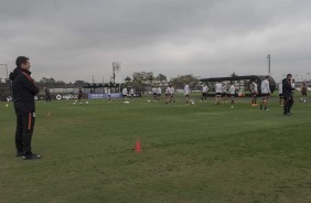 Osmar Loss observa os jogadores na partida no treino desta terça-feira