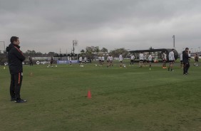 Osmar Loss observa os jogadores na partida no treino desta tera-feira