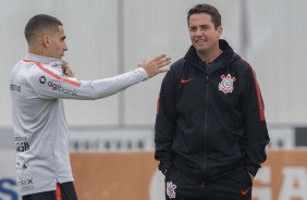 Osmar Loss passa orientações a Gabriel no treino desta terça