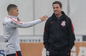 Osmar Loss passa orientaes a Gabriel no treino desta tera