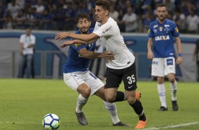 Danilo Avelar durante partida amistosa contra o Cruzeiro, no Mineiro