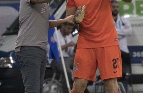 Osmar Loss passa orientações ao goleiro Walter durante amistoso contra o Cruzeiro