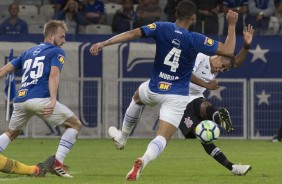 Pedrinho tenta jogada contra o Cruzeiro, em partida amistosa no Mineiro