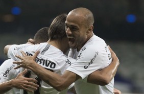 Roger comemora gol de Romero contra o Cruzeiro, no Mineirão