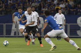 Roger durante amistoso contra o Cruzeiro, no Mineiro