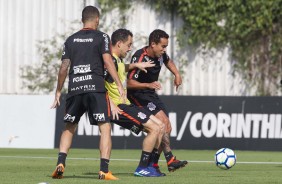 Jadson e Rodriguinho disputam a bola no treino da manh