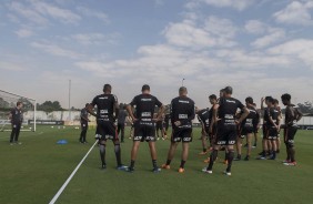 Jogadores em atividade no treino desta sexta