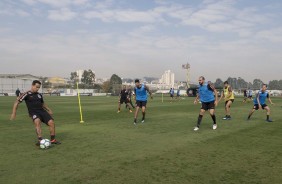 Jogadores em atividade no treino desta sexta