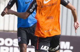 Jogadores em atividade no treino desta sexta