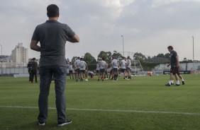 Osmar Loss observa os jogadores no treino desta quinta