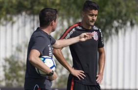 Osmar Loss observa os jogadores no treino desta sexta.