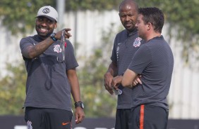 Osmar Loss observa os jogadores no treino deste sbado