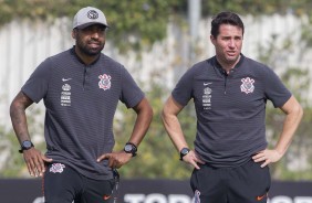 Osmar Loss observa os jogadores no treino deste sábado