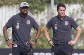 Osmar Loss observa os jogadores no treino deste sbado