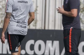 Osmar Loss orienta jogadores no treino deste sabado