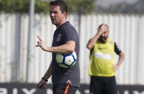 Osmar Loss passa orientações a seus jogadores no treino desta sexta.