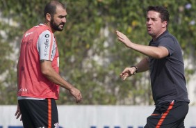 Osmar Loss passa orientações aos jogadores no treino deste sábado