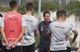 Osmar Loss passa orientações aos jogadores no treino deste sábado