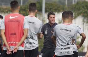 Osmar Loss passa orientaes aos jogadores no treino deste sbado