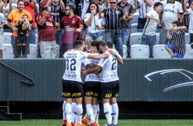 Jogadores comemorando o gol de empate contra o Grêmio, na Arena Corinthians