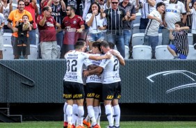 Jogadores comemorando o gol de empate contra o Grmio, na Arena Corinthians