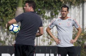 Jogadores em atividade no treino deste sbado