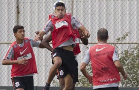 Jogadores em atividade no treino deste sábado