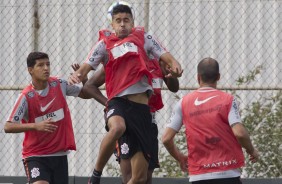 Jogadores em atividade no treino deste sbado