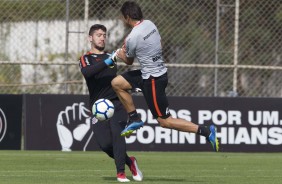 Jogadores em atividade no treino deste sbado