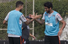 Jogadores em atividade no treino deste sbado