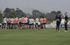 Jogadores em atividade no treino deste sábado